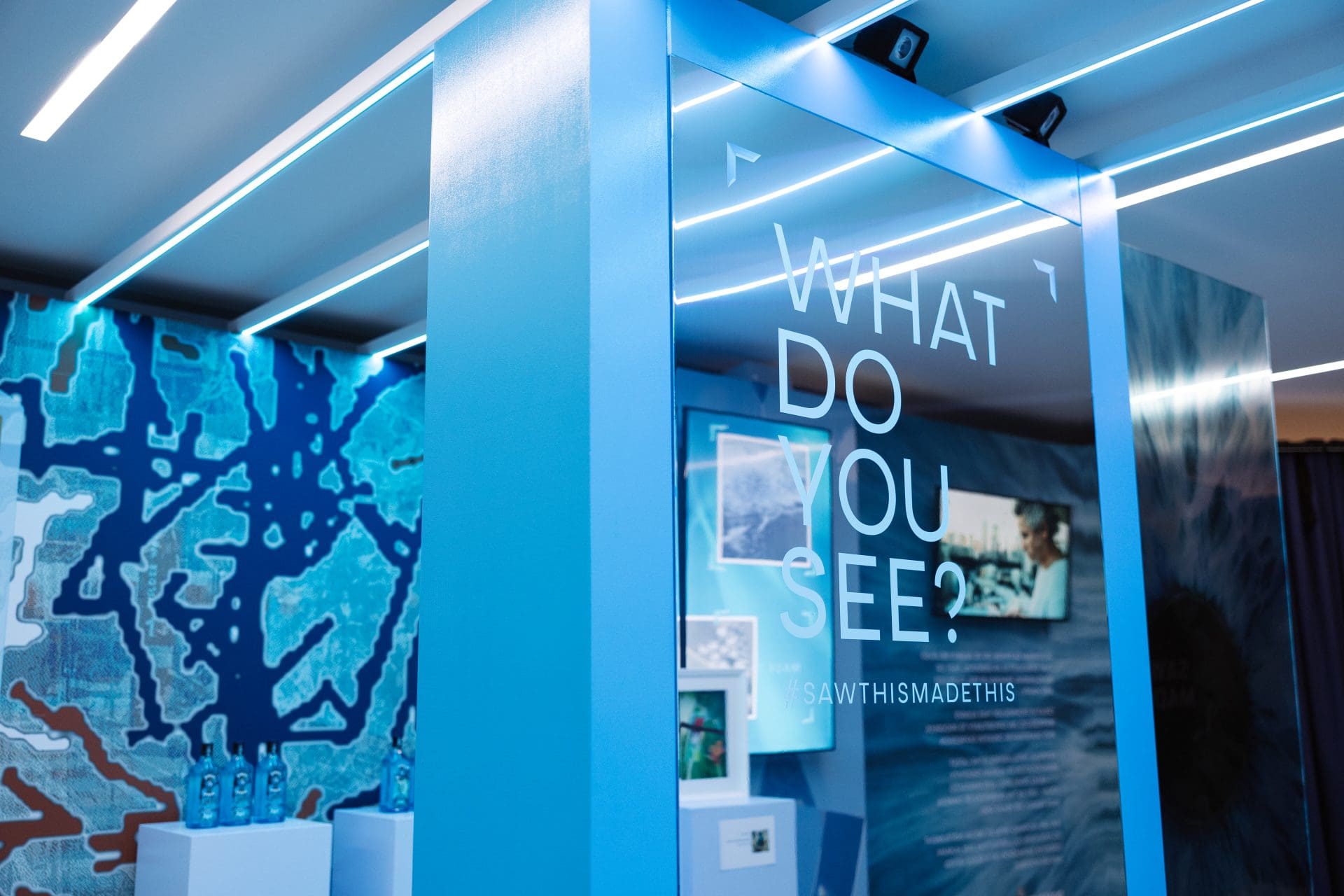 Event Concept - Bombay Saphire What do you see? mirror at Bombay Saphire Saw This Made This event at the Design Museum, by Event Concept, event partner of Bombay Saphire